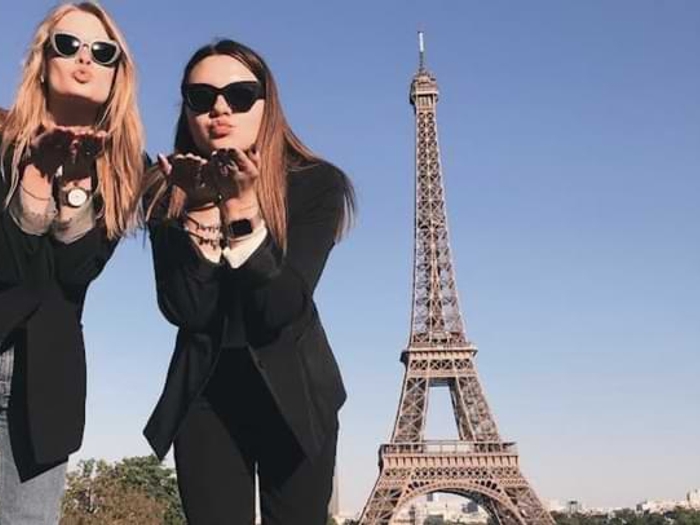 jeunes femmes lesbiennes pour rencontre à Paris devant la Tour Eiffel