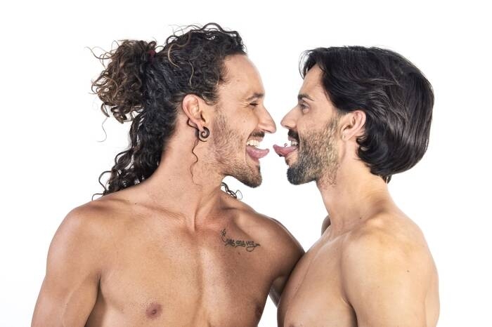 gay-sexy-couple-dating-app